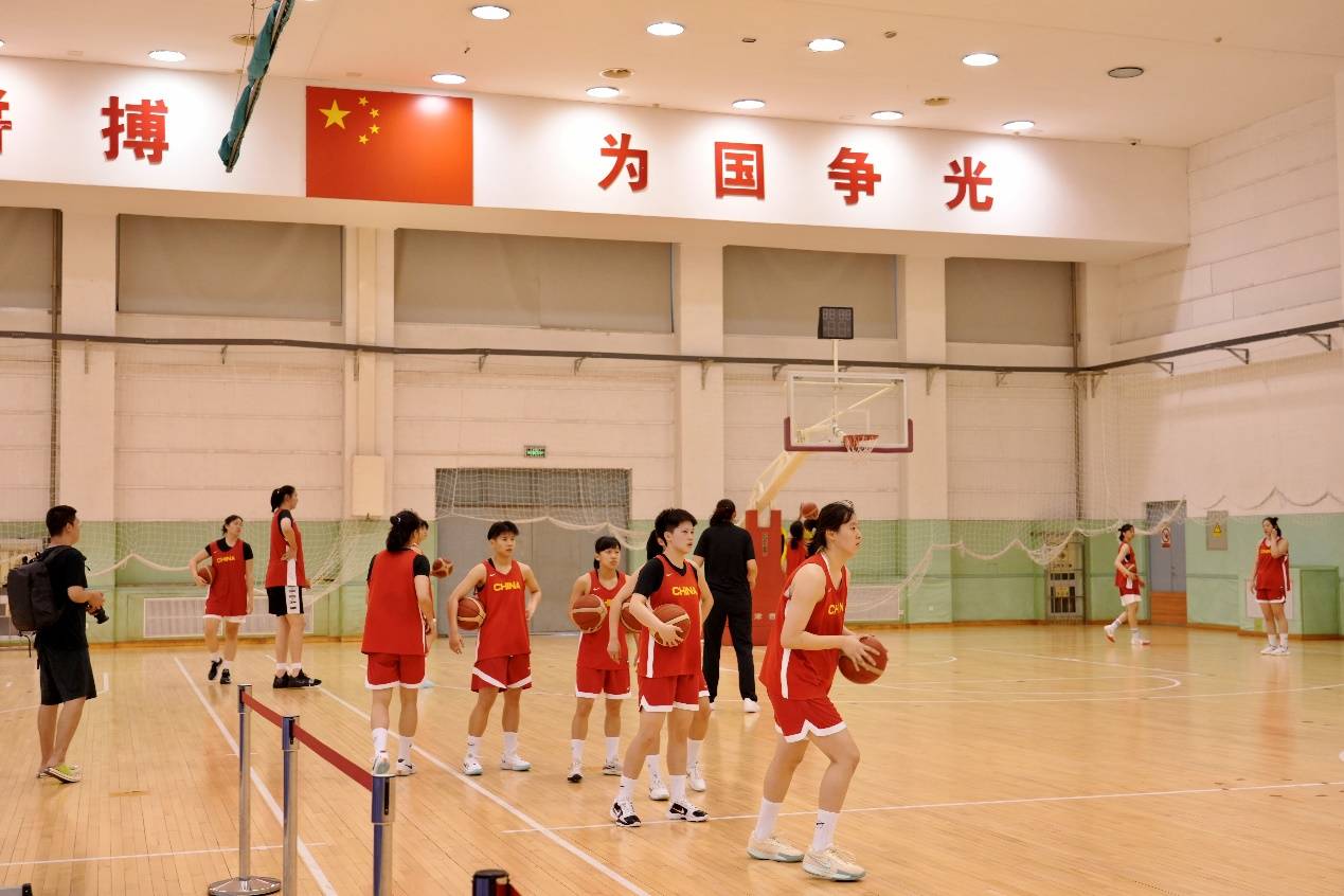 比赛临近，双方球队训练备战全力以赴的简单介绍