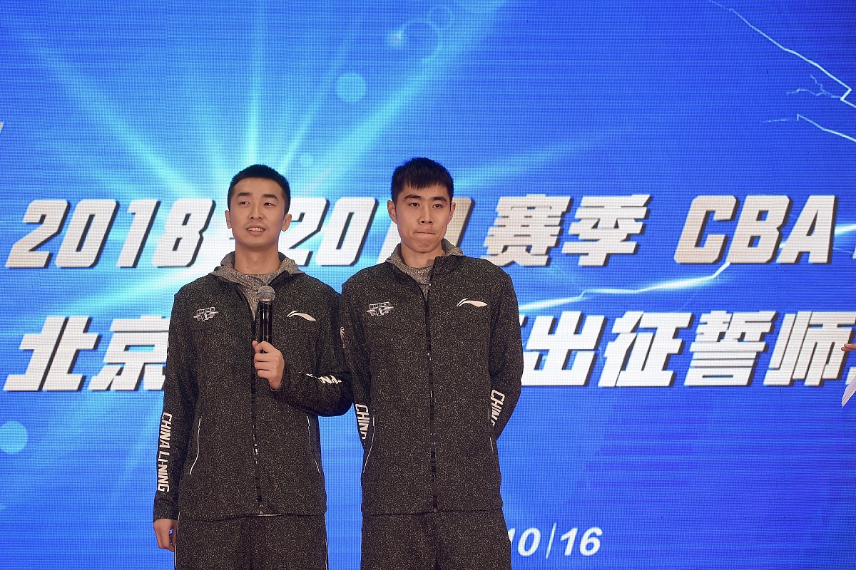 杨瀚森NBA新定妆照发布：身披开拓者16号红袍，张开双臂迎接新赛季的简单介绍
