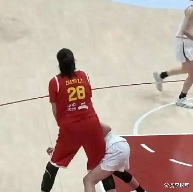 之前和中国女篮的热身赛帮助了我&不然不懂怎么打的简单介绍